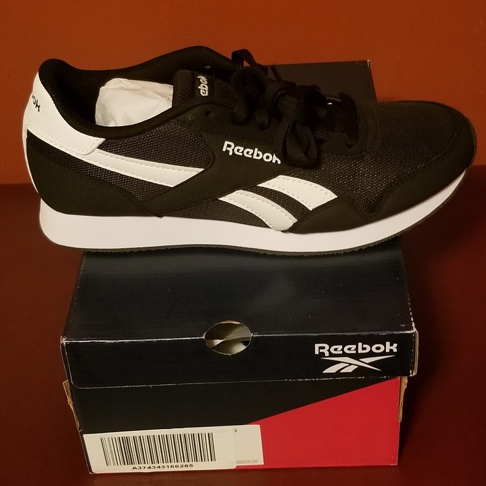 Ladies Reebok tennis shoe NWOT, Firm on price